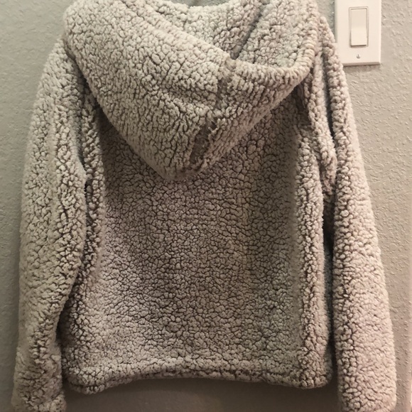 A big fluffy sweater - Picture 5 of 6